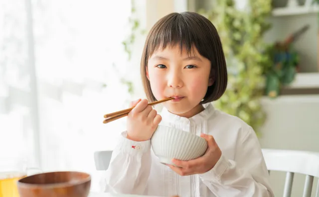 子供が食事している写真